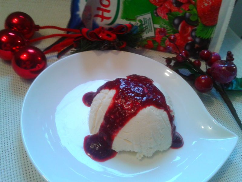 Bavarois z korzennym sosem z owoców leśnych Bavarois z korzennym sosem z owoców leśnych