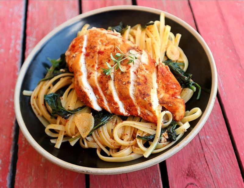 Bavette z kurczakiem w sosie maślano-winnym  Bavette z kurczakiem w sosie maślano-winnym