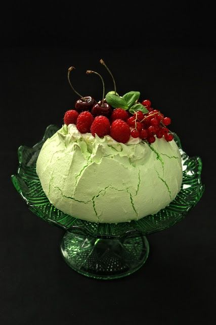 Bazyliowa Pavlova z kremem cytrynowym Bazyliowa Pavlova z kremem cytrynowym