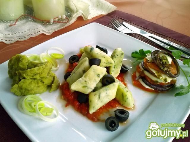 Bazyliowe kluseczki z musem i pomidorami