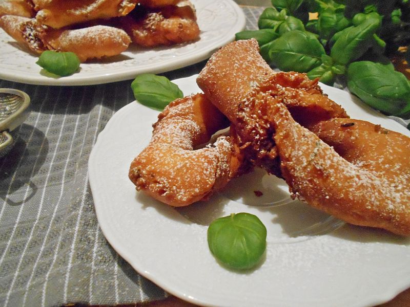 Bazyliowe nadziewane faworki 