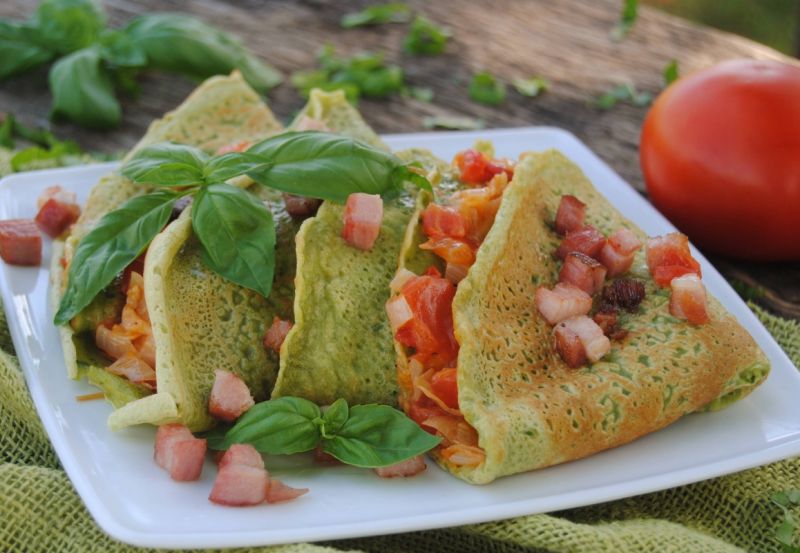 Bazyliowe naleśniki z pomidorem Bazyliowe naleśniki z pomidorem