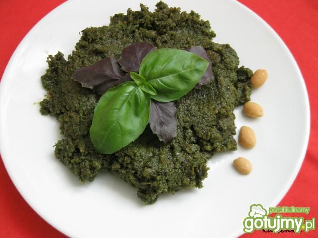 Bazyliowe pesto z orzechami ziemnymi  Bazyliowe pesto z orzechami ziemnymi