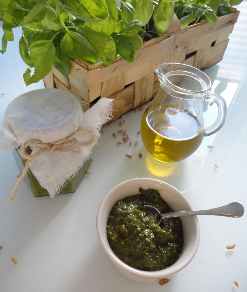 Bazyliowe pesto z ziarnami słonecznika Bazyliowe pesto z ziarnami słonecznika