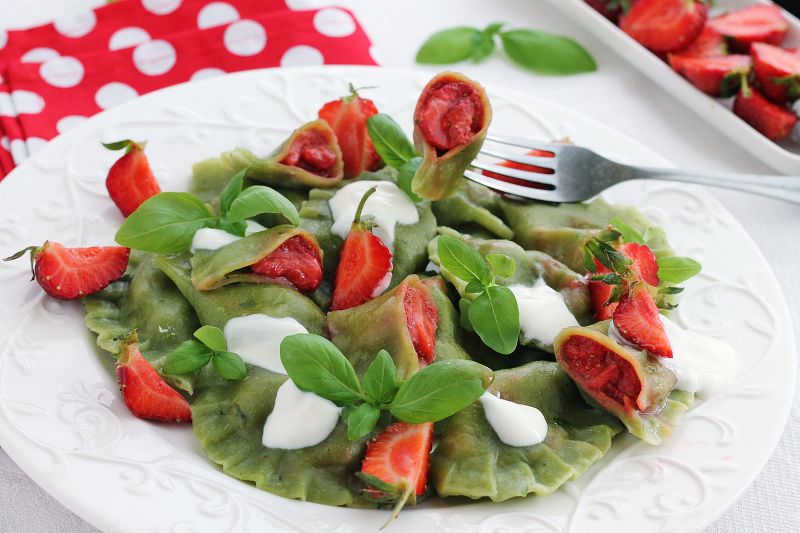 Bazyliowe pierogi z truskawkami