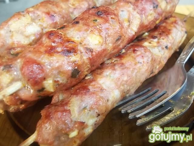 Bazyliowe szaszłyki z mięsa mielonego