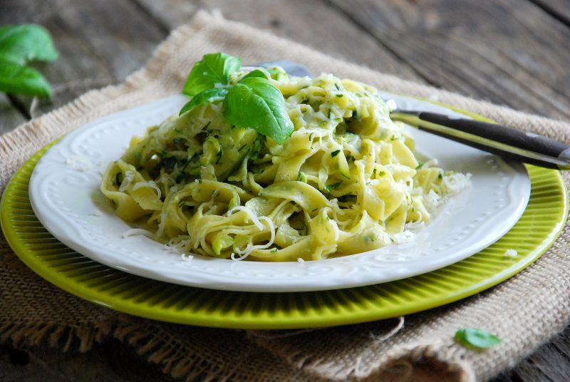 Bazyliowe tagliatelle z sosem cukiniowym Bazyliowe tagliatelle z sosem cukiniowym