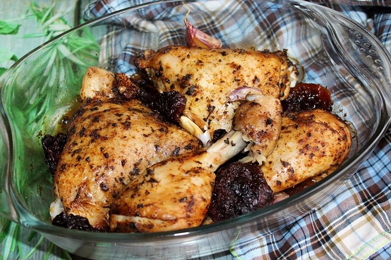 Bazyliowe udka z suszonymi pomidorami i czosnkiem