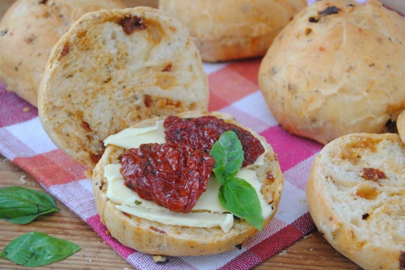 Bazyliowo-pomidorowe bułeczki Bazyliowo-pomidorowe bułeczki