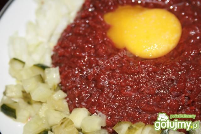 Befsztyk tatarski z jeleniny