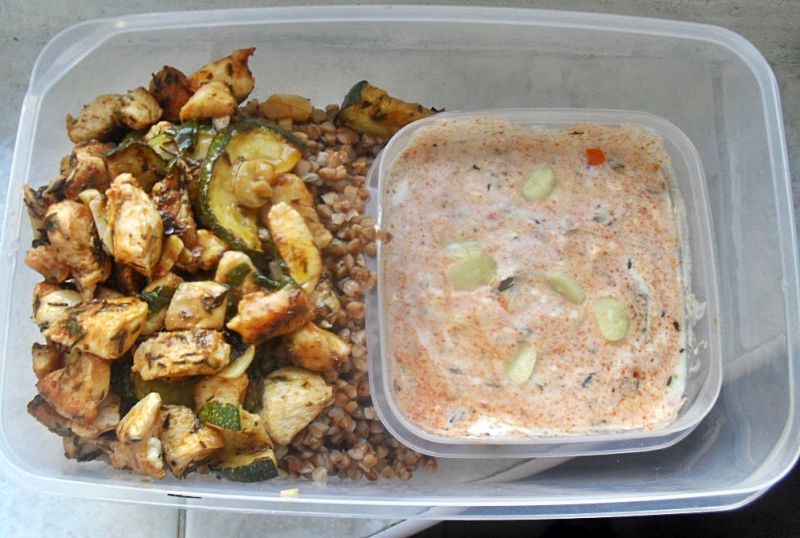 Bento grillowana cukinia i kurczak w jogurcie Bento grillowana cukinia i kurczak w jogurcie