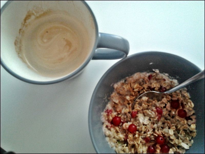 Bento porzeczkowo-owocowa owsianka w pracy Bento porzeczkowo-owocowa owsianka w pracy