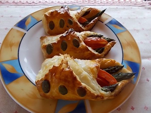 Bety z szparagami i pomidorem