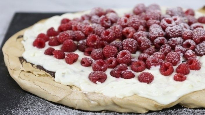 Beza kawowa z czekoladą i malinami