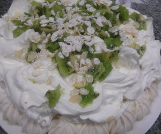 Beza z bitą śmietaną i kiwi  Beza z bitą śmietaną i kiwi