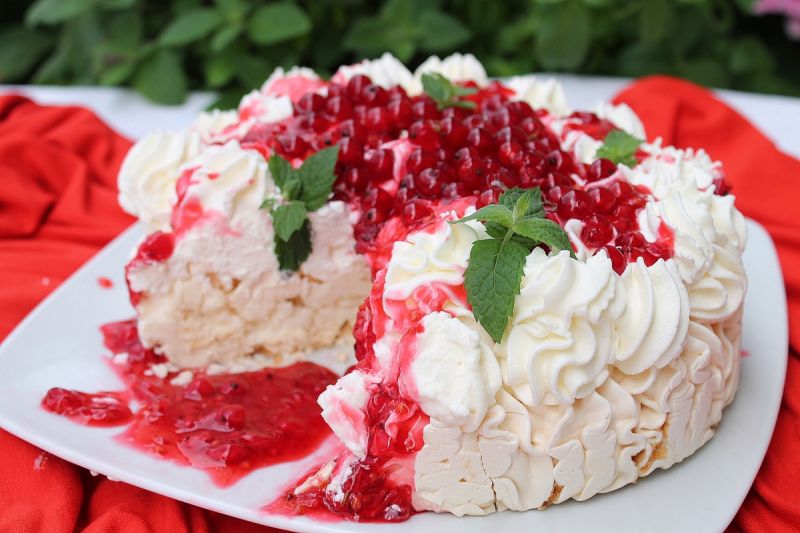 Beza z frużeliną porzeczkową 