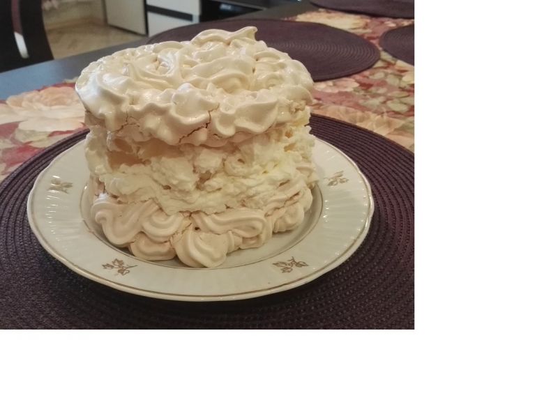 Beza z kremem śmietanowym i pomarańczą