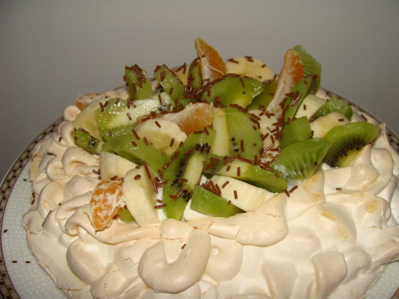 Beza ze śmietaną i owocami