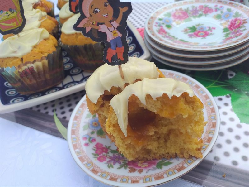 Bezglutenowe babeczki z dżemem i białą czekoladą