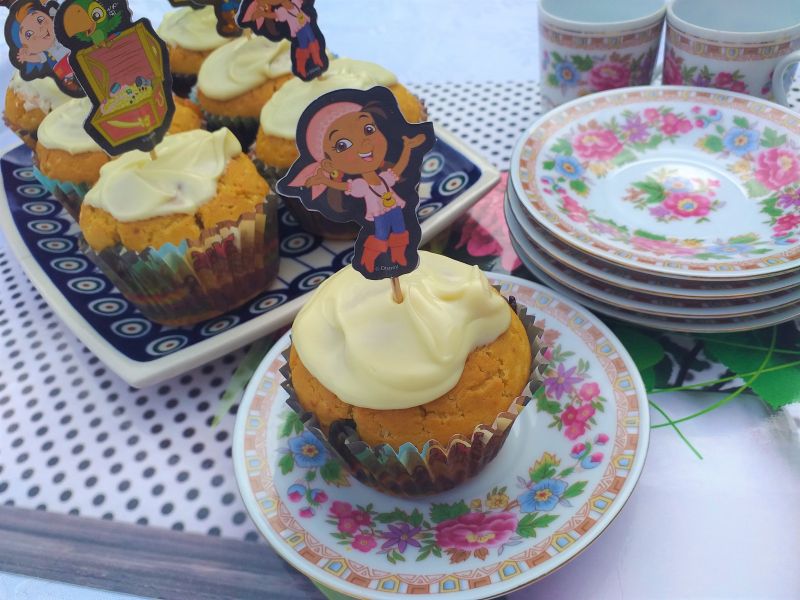 Bezglutenowe babeczki z dżemem i białą czekoladą