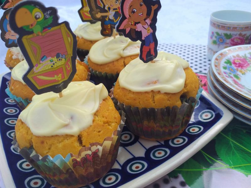 Bezglutenowe babeczki z dżemem i białą czekoladą