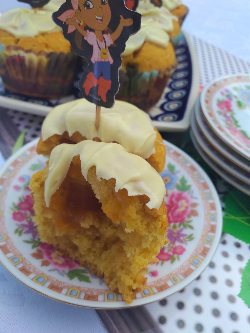 Bezglutenowe babeczki z dżemem i białą czekoladą