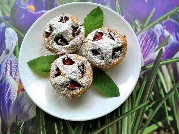 Bezglutenowe babeczki z truskawkami i konfiturą Bezglutenowe babeczki z truskawkami i konfiturą