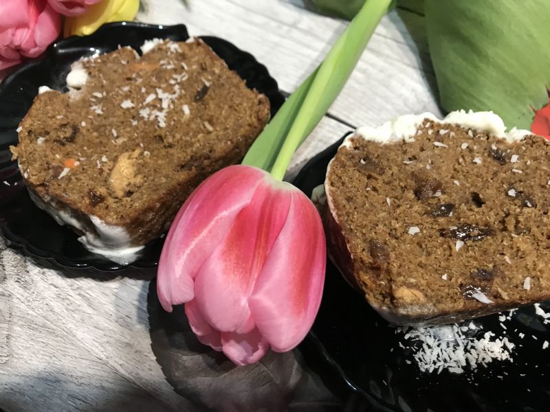 Bezglutenowe ciasto marchewkowe z rodzynkami