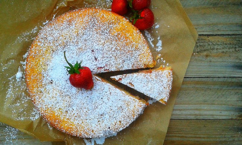 Bezglutenowe ciasto ryżowo-jogurtowe z truskawkami
