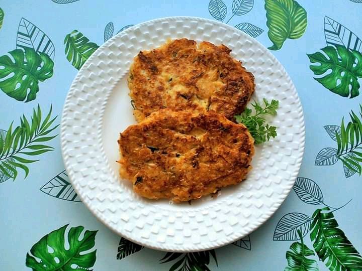 Bezglutenowe placki z wędzonego twarogu i cukinii