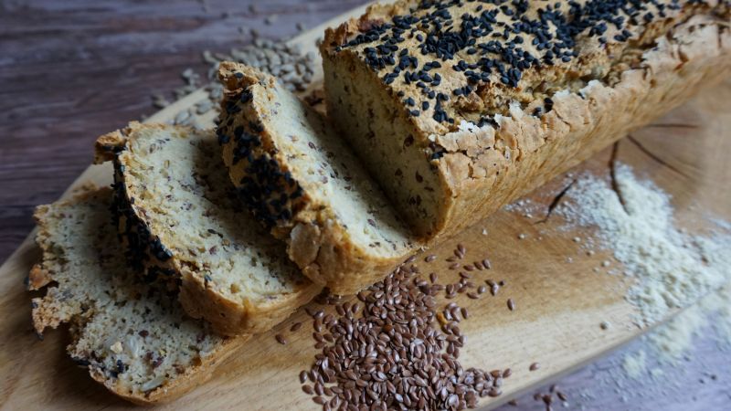 Bezglutenowy chleb drożdżowy z ziarnami i orzecham