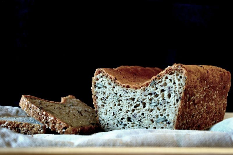 Bezglutenowy chleb z ziarnami