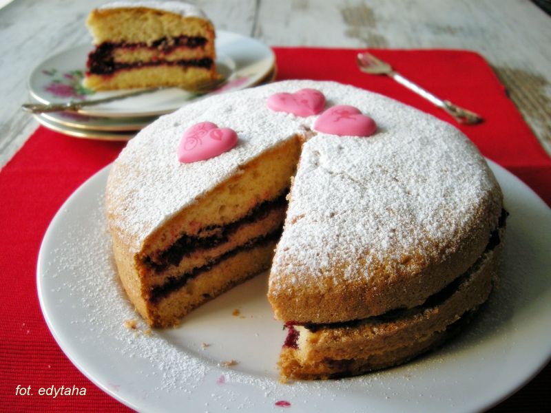 Bezglutenowy torcik ucierany z czarną porzeczką 