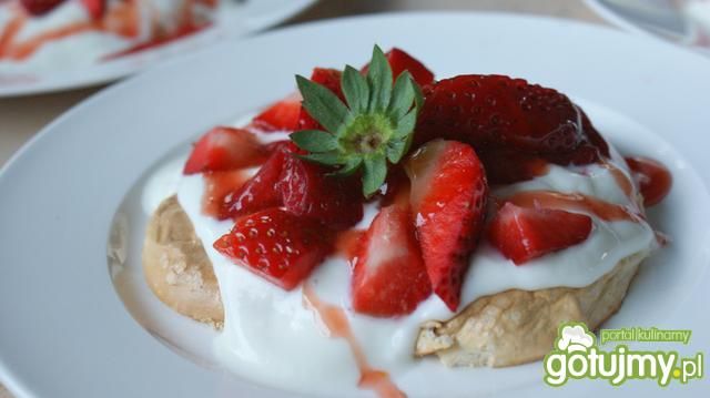 beziki Pawłowej z truskawkami beziki Pawłowej z truskawkami