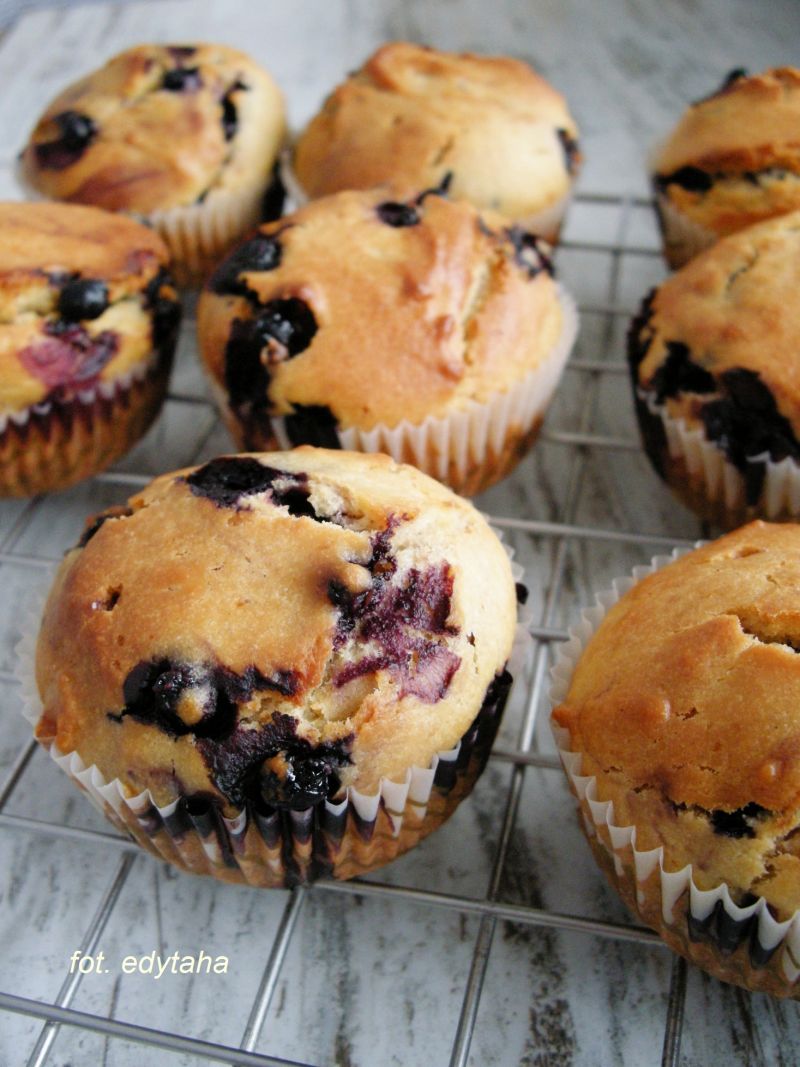 Bezjajeczne muffiny orkiszowe z jagodami