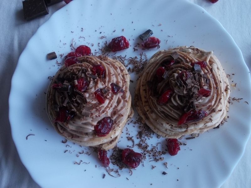 Bezowe babeczki z kremem czekoladowym i żurawiną