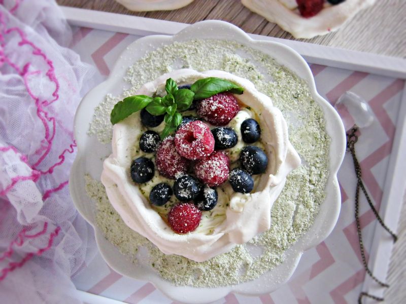 Bezowe gniazdka z bazyliowym kremem i owocami  Bezowe gniazdka z bazyliowym kremem i owocami