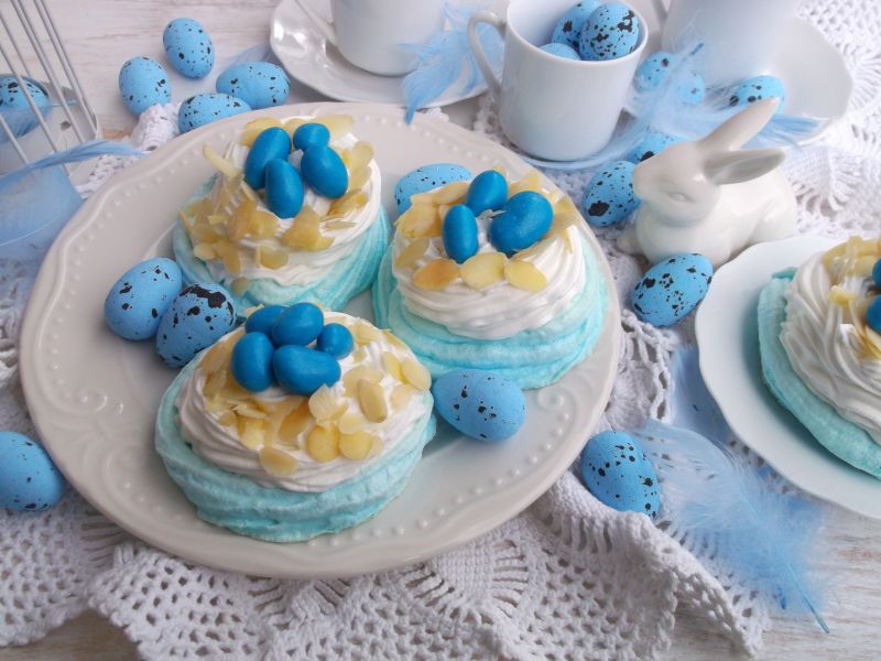 Bezowe gniazdka z bitą śmietaną i migdałami