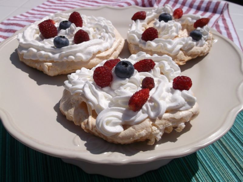 Bezowe placuszki z owocami i bitą śmietaną Bezowe placuszki z owocami i bitą śmietaną