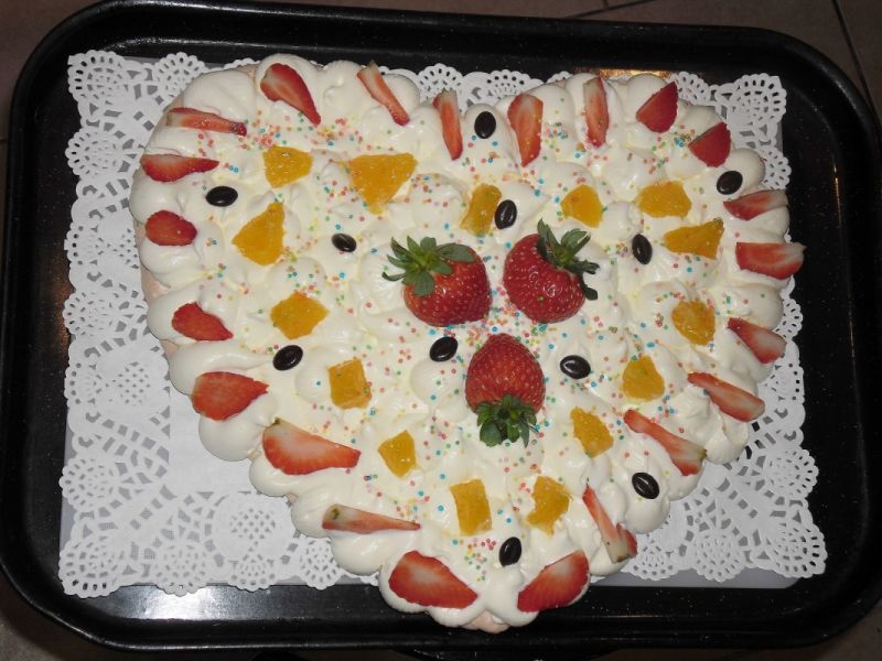 Bezowe serce z kremem i owocami 