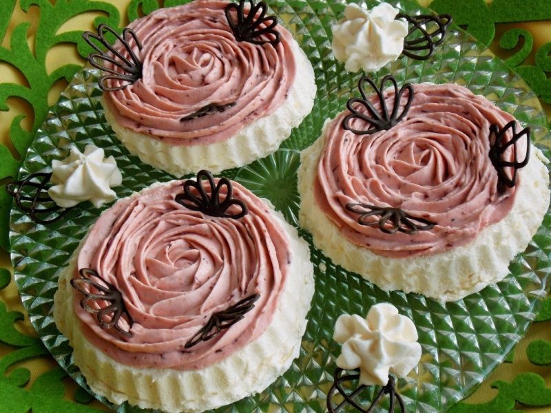 Bezowe tartaletki z kremem śliwkowym