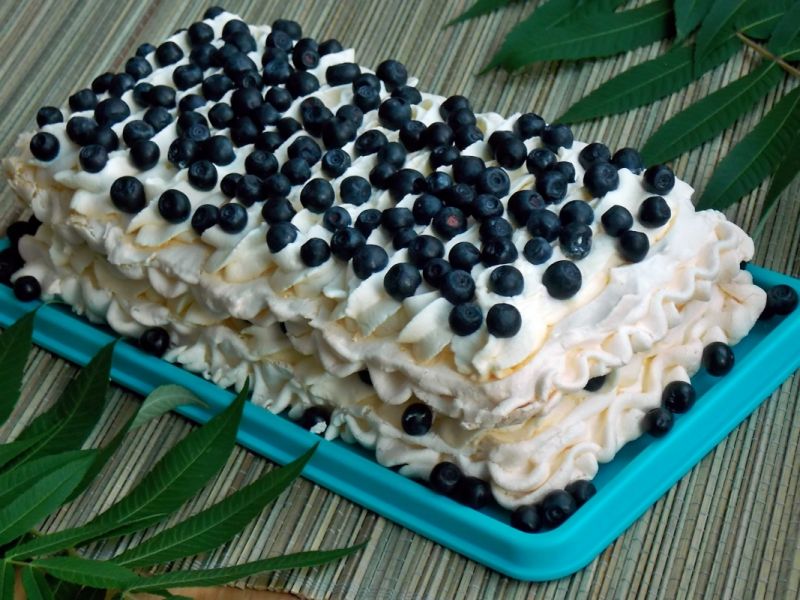 Bezowy deser z jagodami