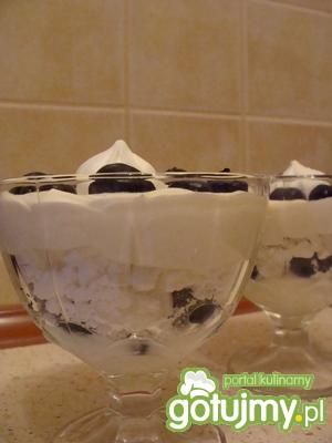 Bezowy deser z jagodami i śmietaną Bezowy deser z jagodami i śmietaną