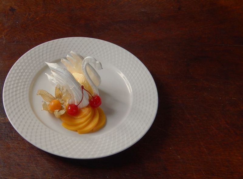 Bezowy łabędź z Rumem i rodzynkami Bezowy łabędź z Rumem i rodzynkami