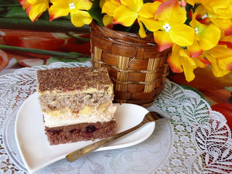 Bezowy przekładaniec z czekoladą i adwokatem 