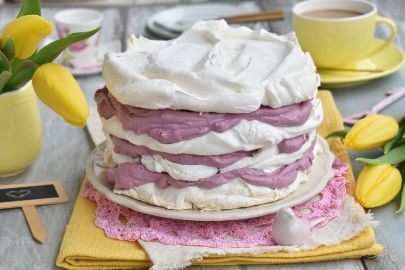 Bezowy torcik z kremem śmietankowo-porzeczkowym