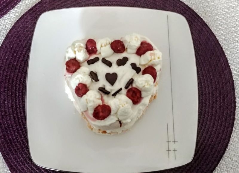 Bezowy torcik z malinami