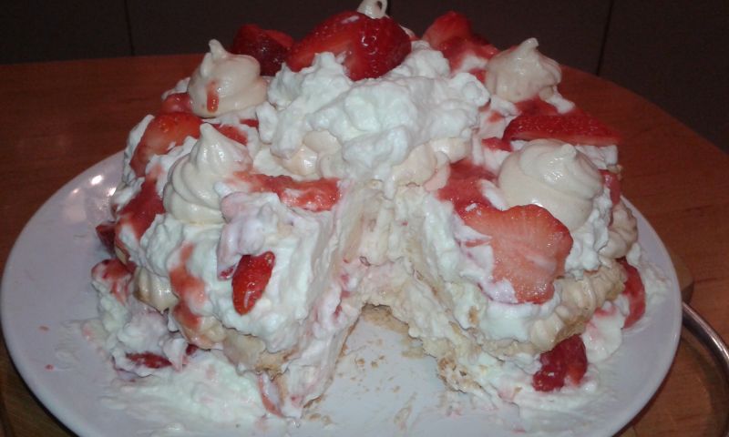 Bezowy torcik z truskawkami Bezowy torcik z truskawkami