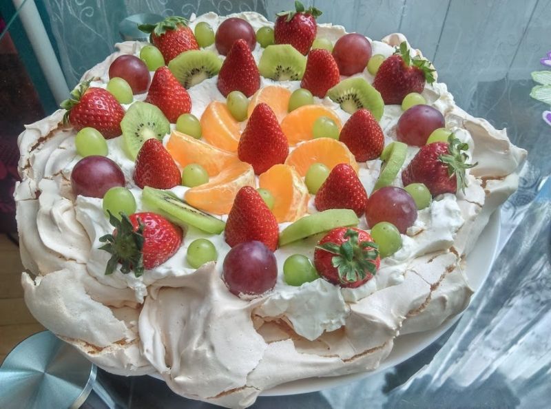 Bezowy tort migdałowy z owocami Bezowy tort migdałowy z owocami