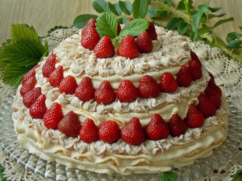 Bezowy tort z konfiturą różaną i truskawkami